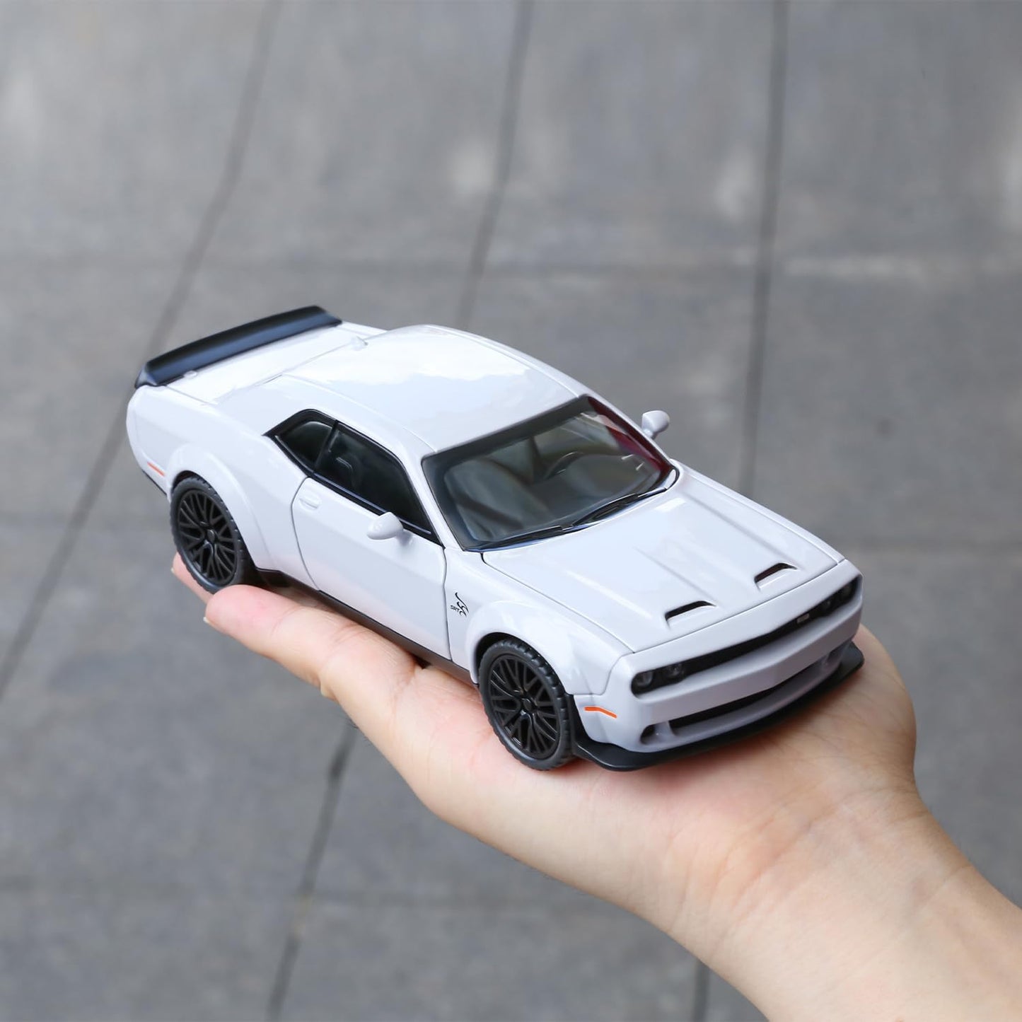 Dodge Challenger SRT Hellcat 1:24 Diecast Scale Model Car