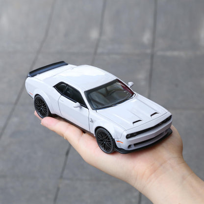 Dodge Challenger SRT Hellcat 1:24 Diecast Scale Model Car
