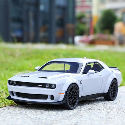 Dodge Challenger SRT Hellcat 1:24 Diecast Scale Model Car