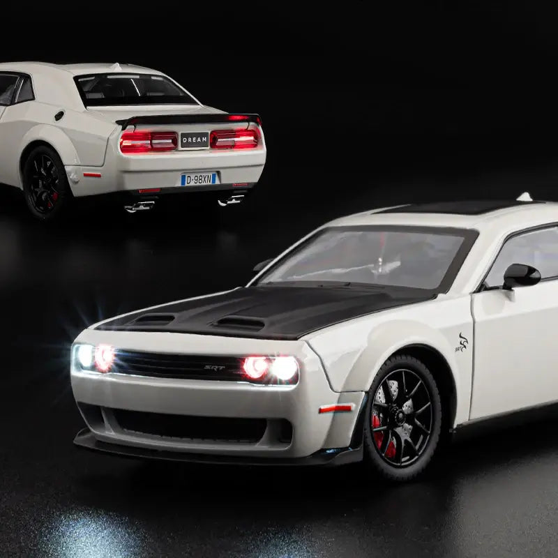 Dodge Challenger SRT Hellcat 1:24 Diecast Scale Model Car